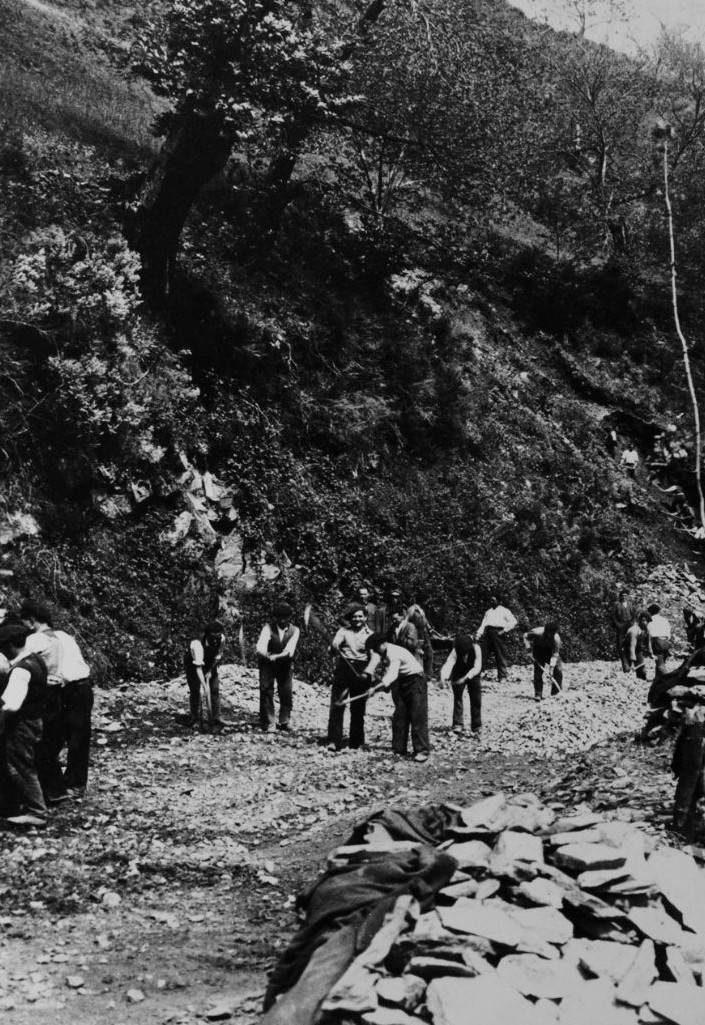 Fotografía histórica en blanco y negro de una hacendera tradicional en Rioseco de Soria
