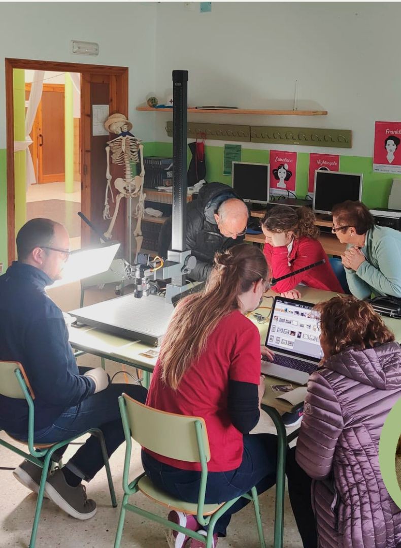 Sesión de digitalización de fotografías antiguas con vecinos de Rioseco
